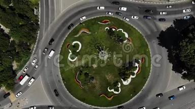 以草为中心的道路圆的鸟瞰图。 从空中盘旋